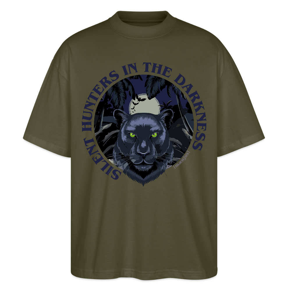 Oversized Unisex Bio T-Shirt mit SILENT HUNTERS IN THE DARKNESS PRINT Vorderseite - Khaki