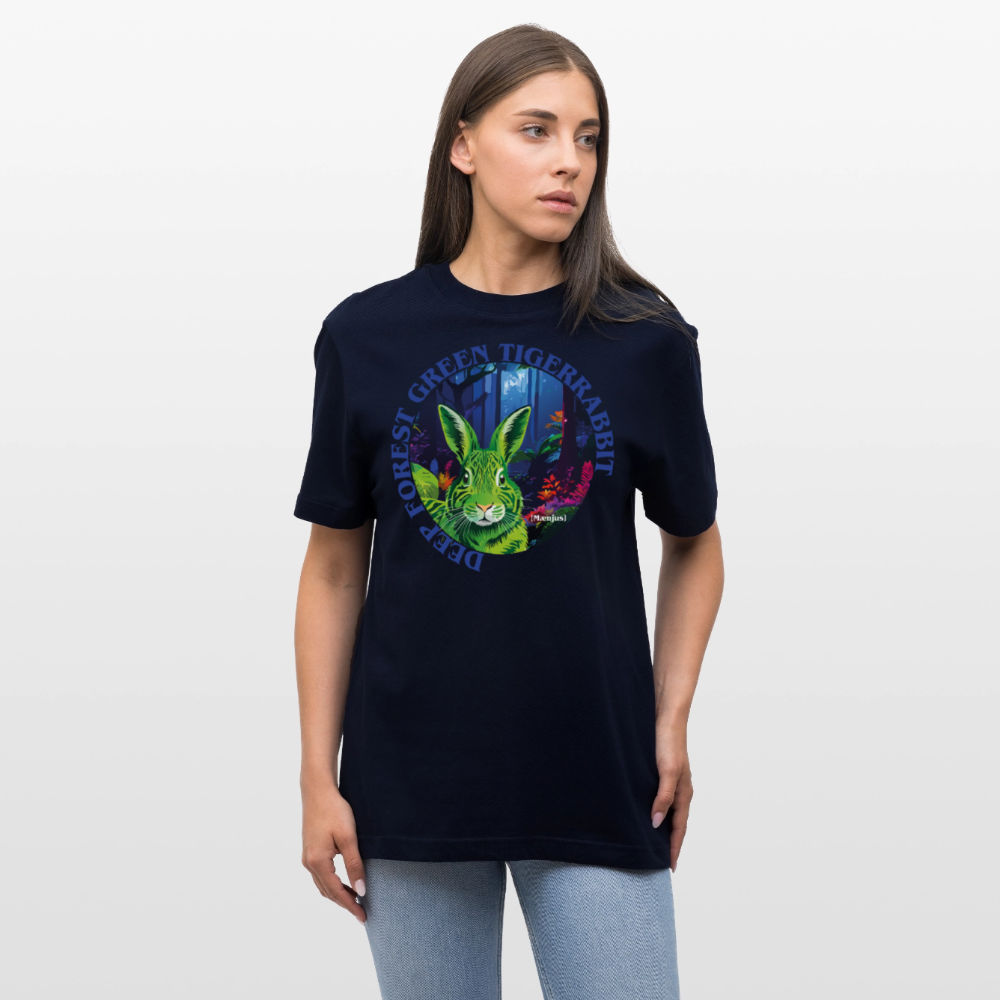 Relaxed Fit Unisex Bio-T-Shirt mit DEEP FOREST GREEN TIGERRABBIT PRINT Vorderseite - Navy