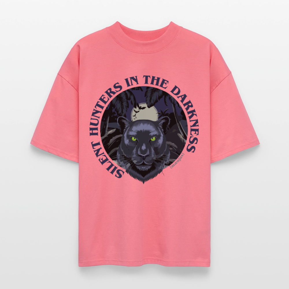 Oversized Unisex Bio T-Shirt mit SILENT HUNTERS IN THE DARKNESS PRINT Vorderseite - Pink