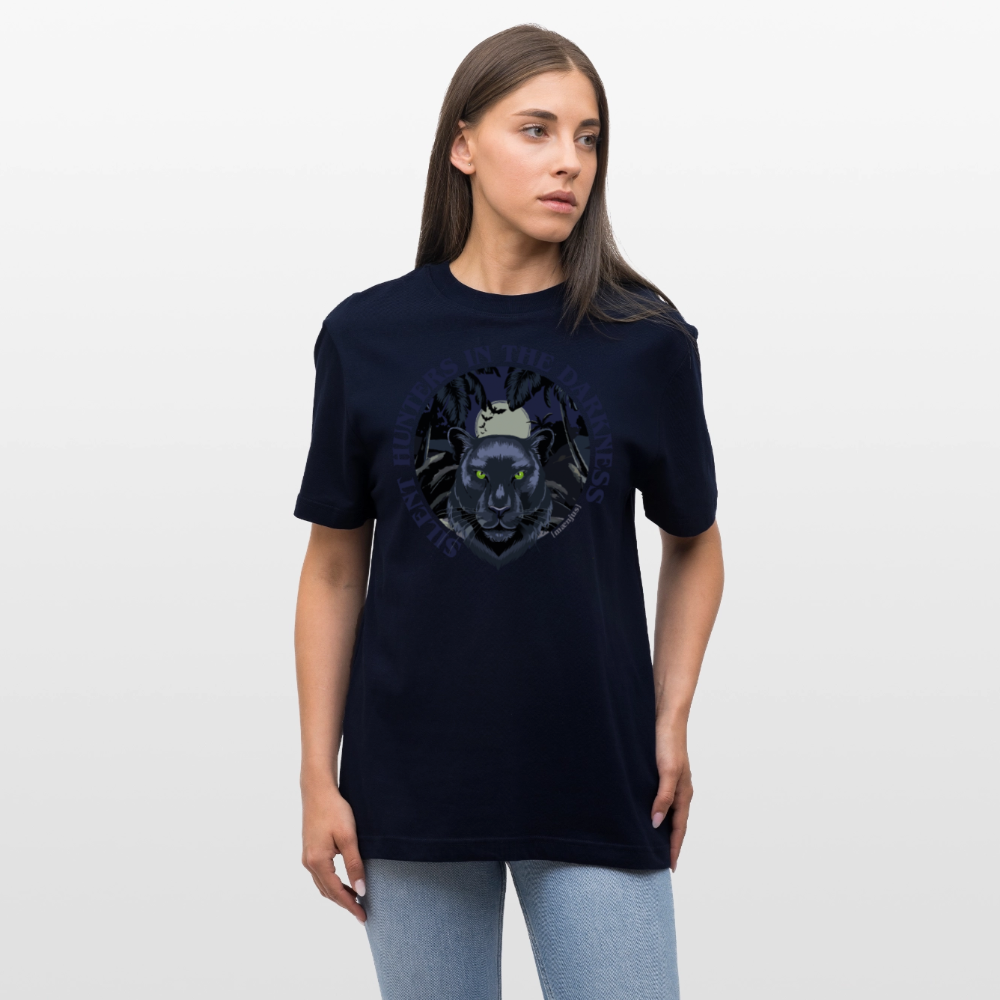 Relaxed Fit Unisex Bio-T-Shirt mit SILENT HUNTERS IN THE DARKNESS PRINT Vorderseite - Navy
