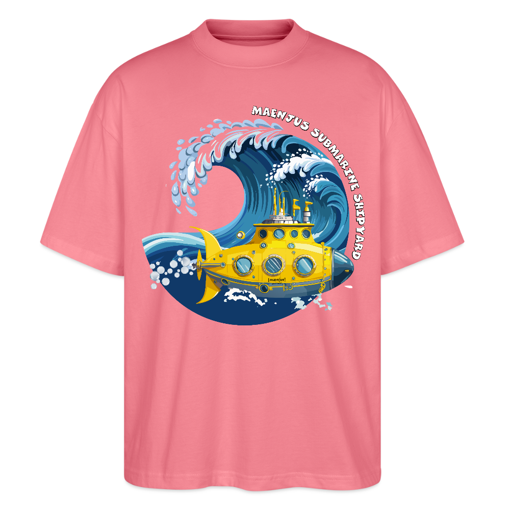 Oversized Unisex Bio T-Shirt mit MAENJUS SUBMARINE SHIPYARD PRINT Vorderseite - Pink