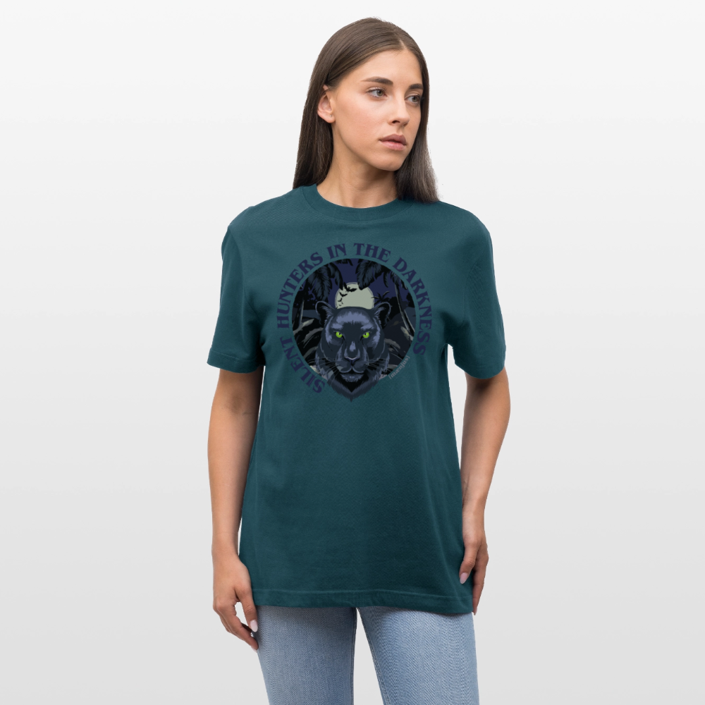 Relaxed Fit Unisex Bio-T-Shirt mit SILENT HUNTERS IN THE DARKNESS PRINT Vorderseite - Dunkles Petrol