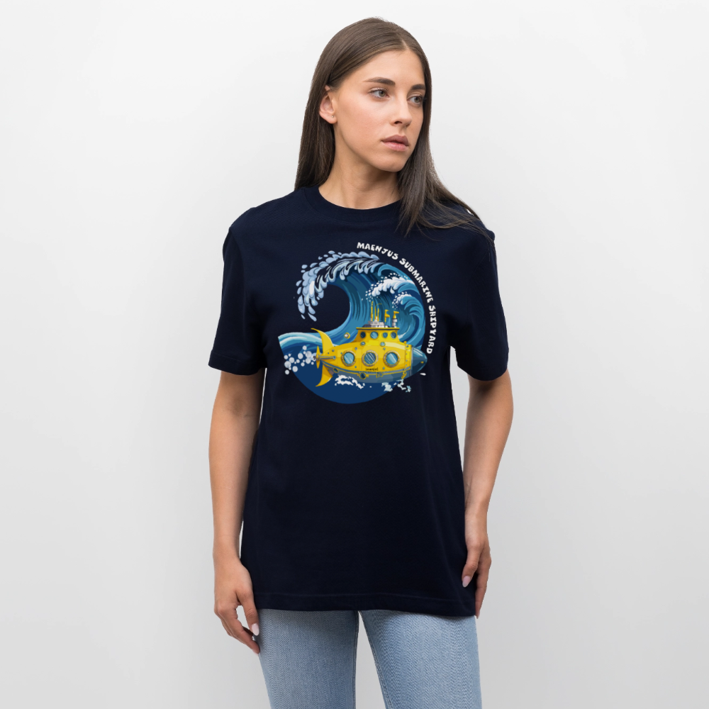 Unisex Bio-T-Shirt mit MAENJUS SUBMARINE SHIPYARD PRINT Vorderseite - Navy