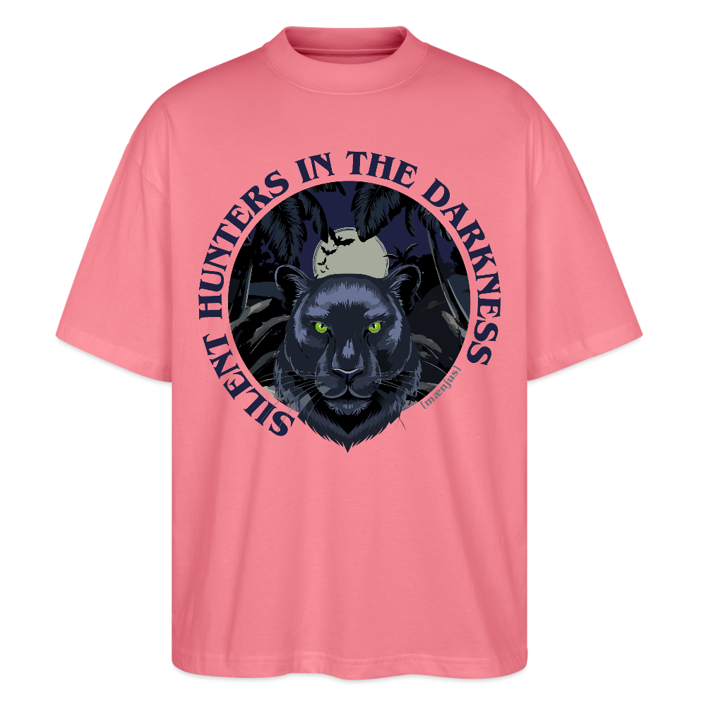 Oversized Unisex Bio T-Shirt mit SILENT HUNTERS IN THE DARKNESS PRINT Vorderseite - Pink