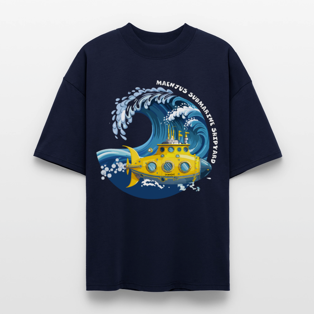 Oversized Unisex Bio T-Shirt mit MAENJUS SUBMARINE SHIPYARD PRINT Vorderseite - Navy
