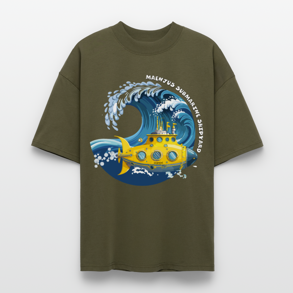 Oversized Unisex Bio T-Shirt mit MAENJUS SUBMARINE SHIPYARD PRINT Vorderseite - Khaki