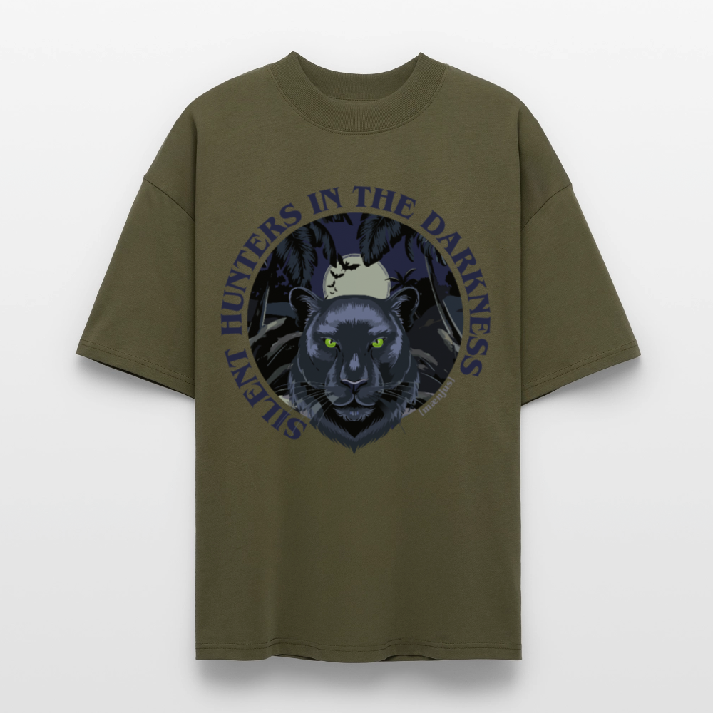 Oversized Unisex Bio T-Shirt mit SILENT HUNTERS IN THE DARKNESS PRINT Vorderseite - Khaki