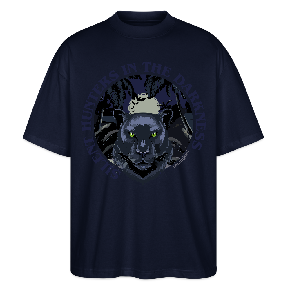 Oversized Unisex Bio T-Shirt mit SILENT HUNTERS IN THE DARKNESS PRINT Vorderseite - Navy