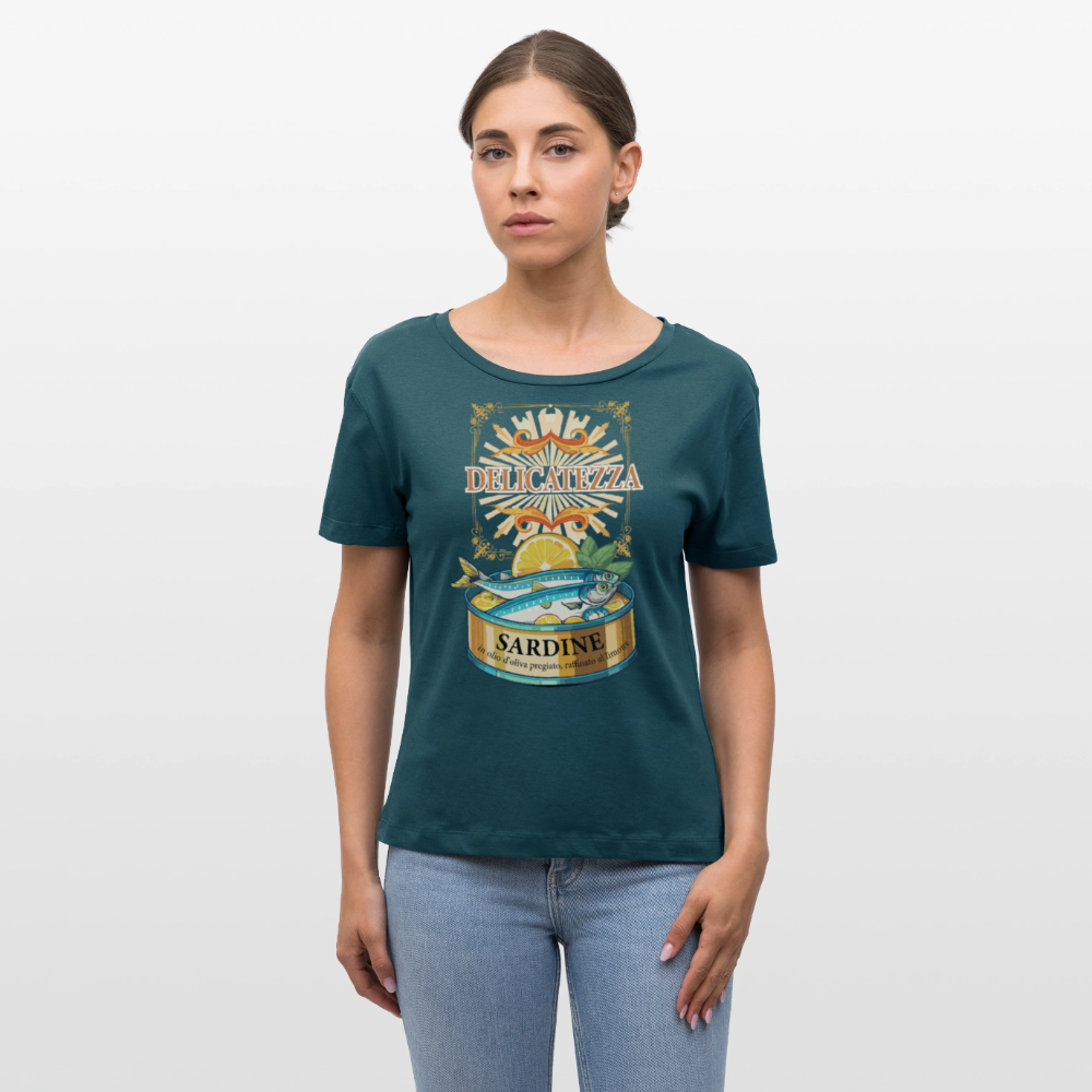 Rundhals Frauen Bio-T-Shirt mit DELICATEZZA SARDINE PRINT Vorderseite - Dunkles Petrol