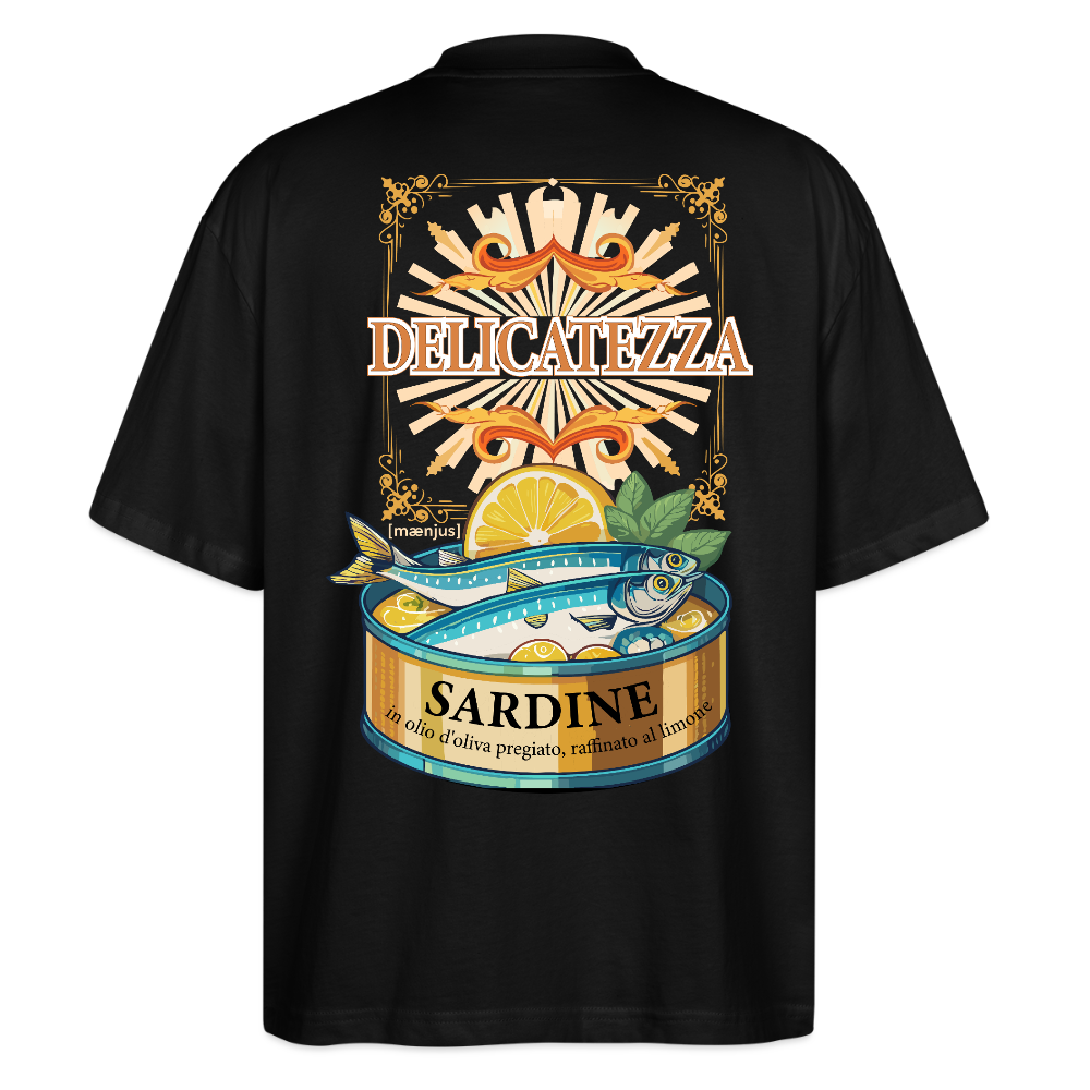 Oversized Unisex T-Shirt mit DELICATEZZA SARDINE PRINT Vorder- und Rückseite - Schwarz
