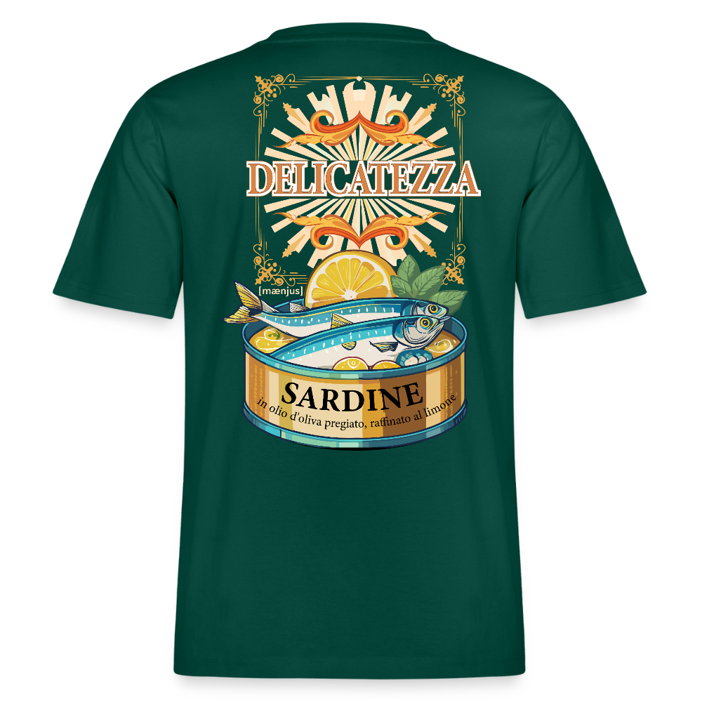 Relaxed Fit Unisex Bio-T-Shirt mit DELICATEZZA SARDINE PRINT Vorder- und Rückseite - Forest