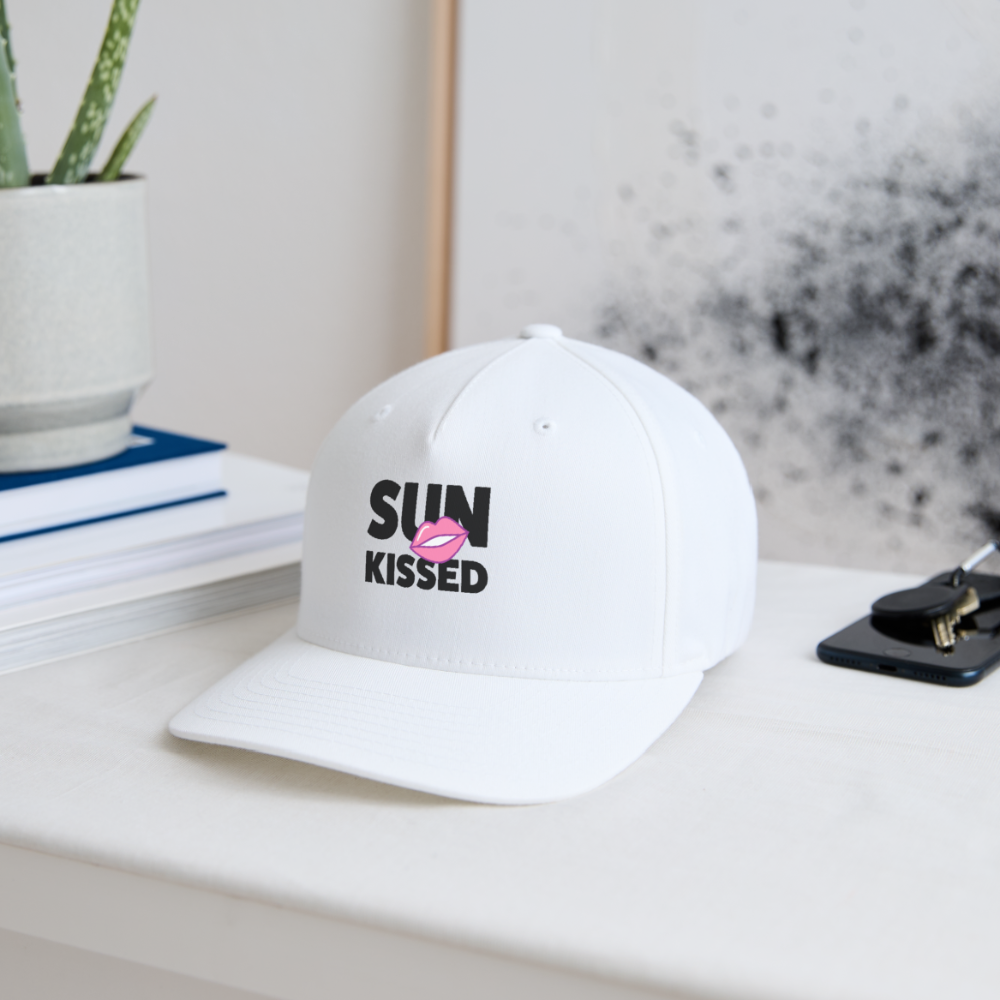 Flexfit Cap mit SUN KISSED PRINT - Weiß