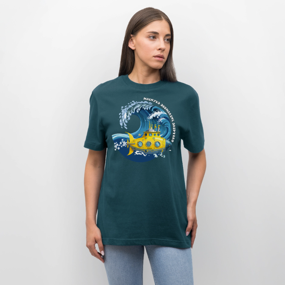 Unisex Bio-T-Shirt mit MAENJUS SUBMARINE SHIPYARD PRINT Vorderseite - Dunkles Petrol