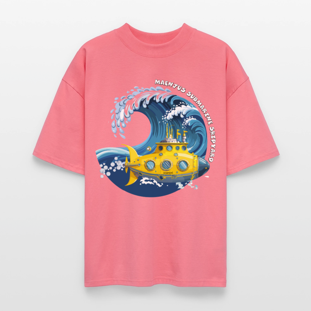 Oversized Unisex Bio T-Shirt mit MAENJUS SUBMARINE SHIPYARD PRINT Vorderseite - Pink 
