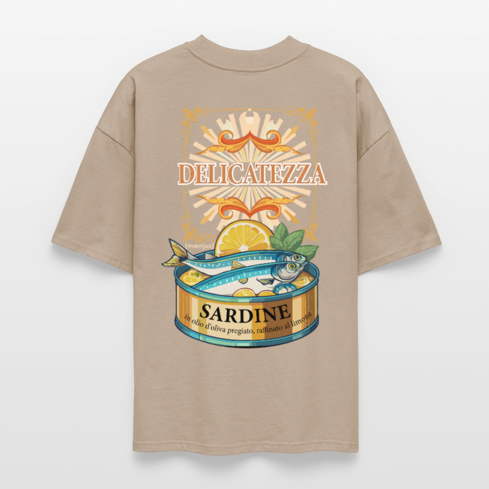 Oversized Unisex T-Shirt mit DELICATEZZA SARDINE PRINT Vorder- und Rückseite - Steingrau
