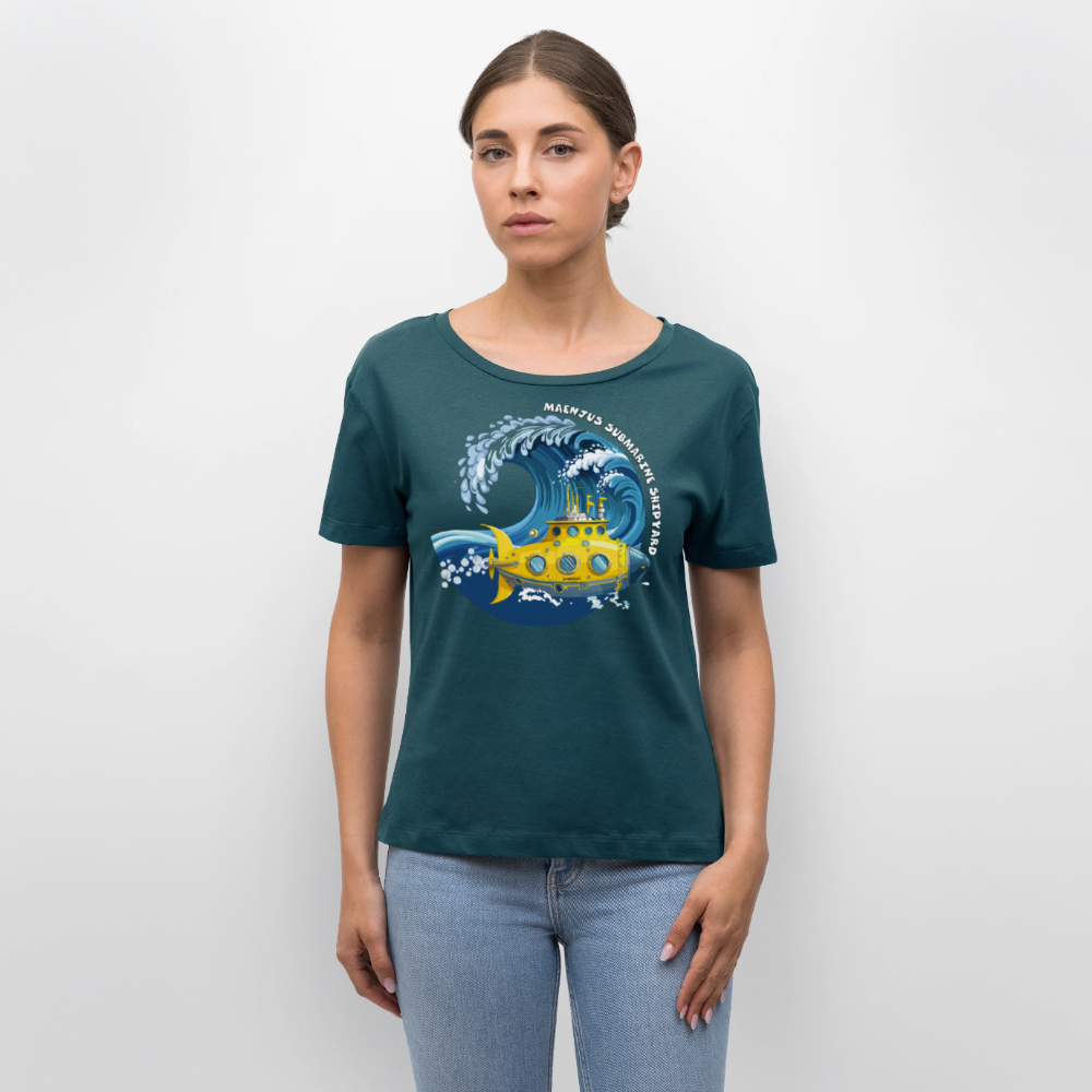 Relaxed Rundhals Frauen Bio-T-Shirt mit MAENJUS SUBMARINE SHIPYARD PRINT - Dunkles Petrol