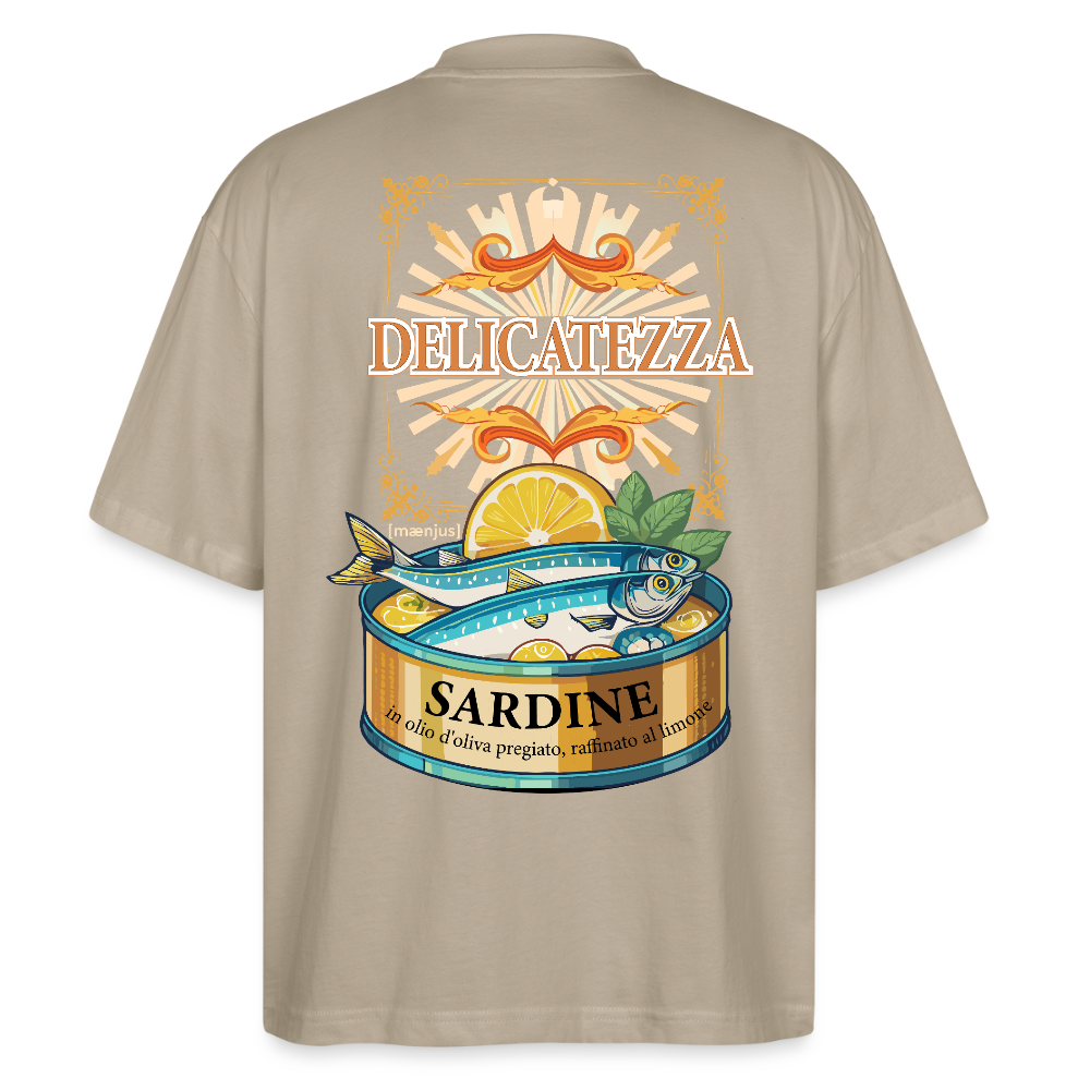 Oversized Unisex T-Shirt mit DELICATEZZA SARDINE PRINT Vorder- und Rückseite - Steingrau