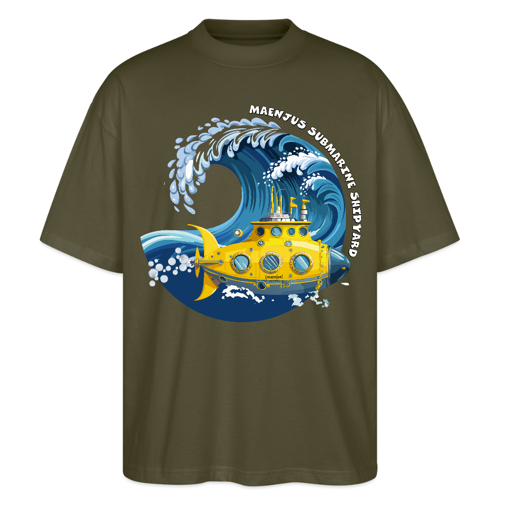 Oversized Unisex Bio T-Shirt mit MAENJUS SUBMARINE SHIPYARD PRINT Vorderseite - Khaki