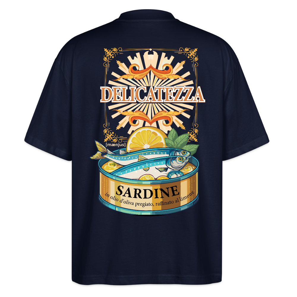 Oversized Unisex T-Shirt mit DELICATEZZA SARDINE PRINT Vorder- und Rückseite - Navy