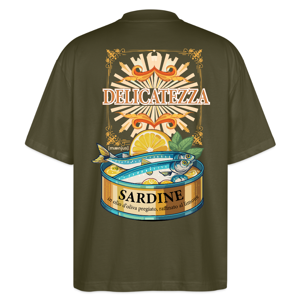 Oversized Unisex T-Shirt mit DELICATEZZA SARDINE PRINT Vorder- und Rückseite - Khaki