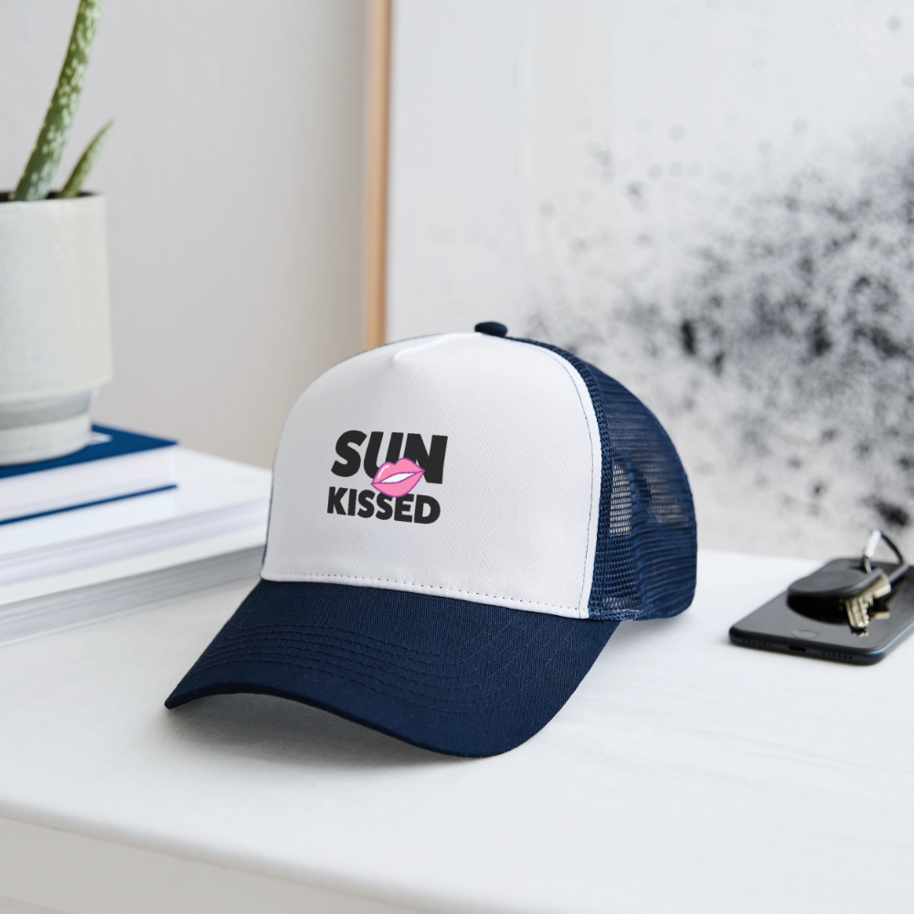 Trucker Cap mit SUN KISSED PRINT - Weiß/Navy