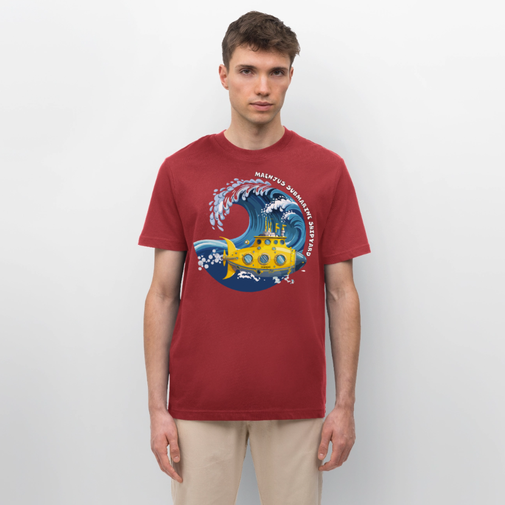 Unisex Bio-T-Shirt mit MAENJUS SUBMARINE SHIPYARD PRINT Vorderseite - Erdrot