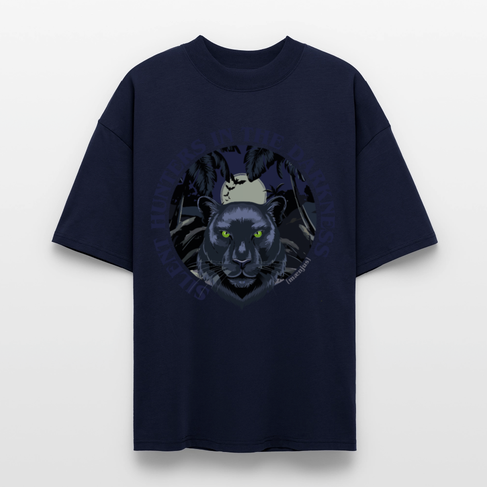 Oversized Unisex Bio T-Shirt mit SILENT HUNTERS IN THE DARKNESS PRINT Vorderseite - Navy