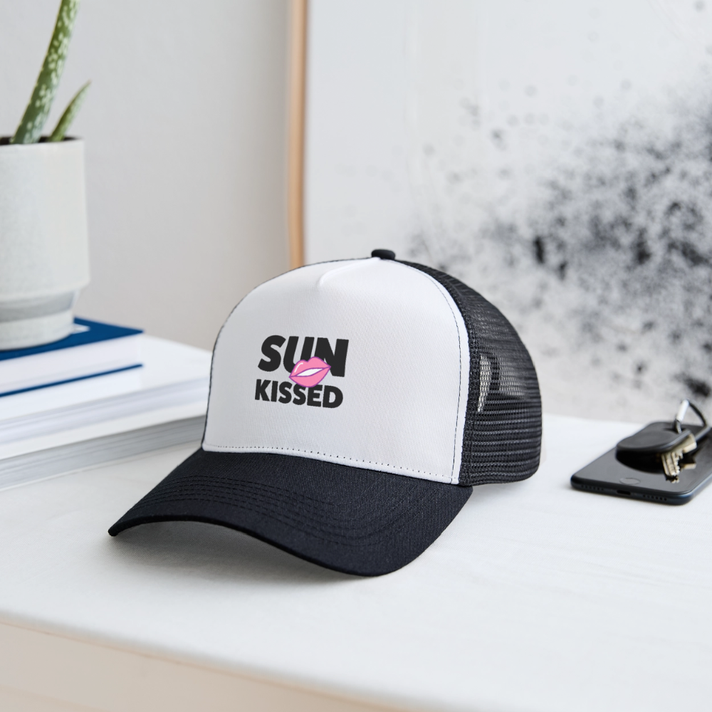 Trucker Cap mit SUN KISSED PRINT - Weiß/Schwarz
