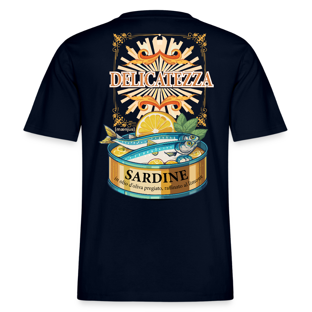 Relaxed Fit Unisex Bio-T-Shirt mit DELICATEZZA SARDINE PRINT Vorder- und Rückseite - Navy
